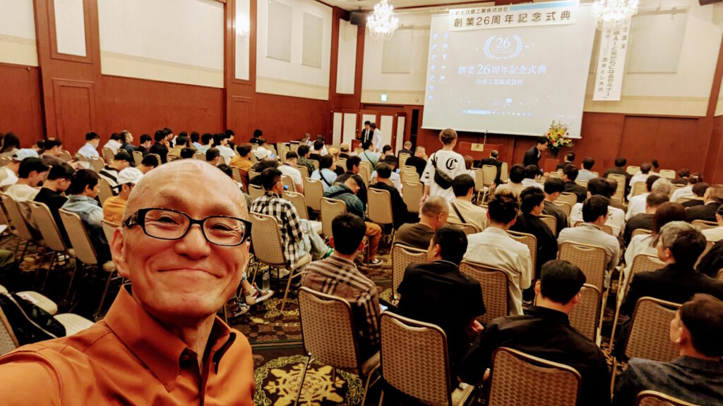 10年ぶりに扶桑工業株式会社様へ再登壇！創業26周年記念講演会でAI活用をテーマに講演。写真は開演前の海上の様子です。
