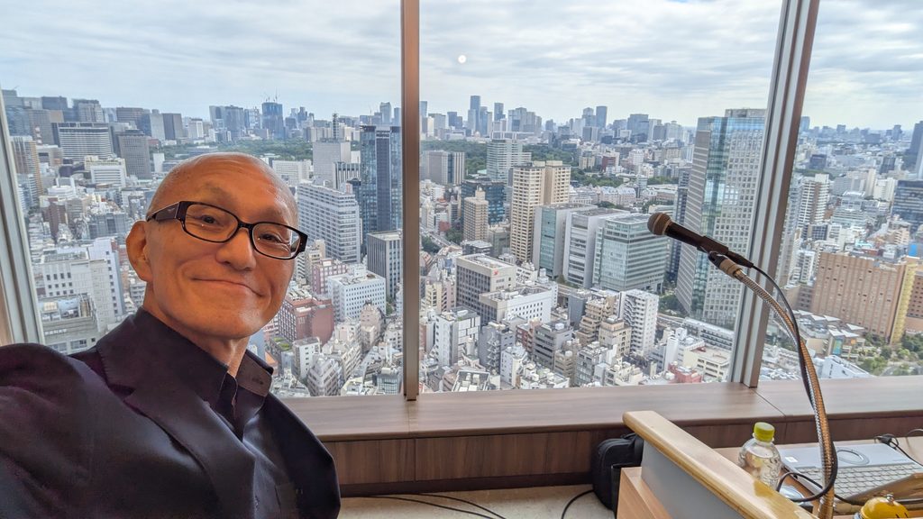 2026年の講演会企画で「経営者が飛びつく講演テーマ」と「おすすめの人気講師」をお探しの研修担当者様へ。酒井とし夫講演会講師は、ChatGPT・Gemini・NotebookLMなど生成AIのビジネス活用、ビジネス心理学、行動経済学、ランチェスター経営戦略、SNS集客までを一人で統合して語れる希少な講師です。19年以上にわたり全国の商工会議所・商工会・上場企業・行政団体で累計1,000回超の登壇実績を持ち、講演リピート率は7割超。同じ主催者様から10回以上のご依頼をいただくことも珍しくありません。講演依頼の多い人気講師ランキング（講師SELECT調べ）第6位。2026年のおすすめ講演テーマ一覧と、主催者・参加者のリアルな声を掲載しています。
