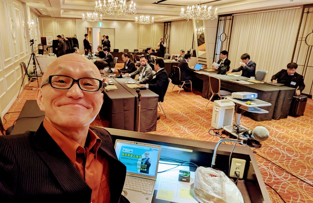 60代経営者向けのAI研修講師で人気・おすすめなのが酒井とし夫講演会講師です。1962年生まれの講師自身も60代。同世代の経営者目線で、ChatGPT・Gemini・NotebookLMなどの生成AIを、専門用語をできるだけ使わずに、集客・販促・広告作成・業務効率化に生かす方法として分かりやすく伝えます。全国の商工会議所、商工会、大手企業などで累計1,000回超の登壇実績、講演リピート率7割超、人気講師ランキング第6位。60分の講演から半日・1日の研修まで対応しています。