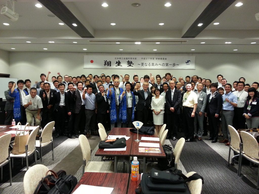 YEG(商工会議所青年部)の講演会講師で人気・おすすめなのが酒井とし夫講演会講師です。日本商工会議所青年部研修委員会や各地の商工会議所青年部をはじめ、全国で累計1,000回超の登壇実績があり、講演リピート率は7割超、人気講師ランキング第6位。生成AIの経営活用、ビジネス心理学、ランチェスター経営戦略、SNS集客、話し方など、若手経営者や後継者の関心が高いテーマを、事例と笑いを交えて分かりやすく伝えます。例会後の懇親会まで話題が続く熱い講演で、会員満足度の高い例会を実現します。