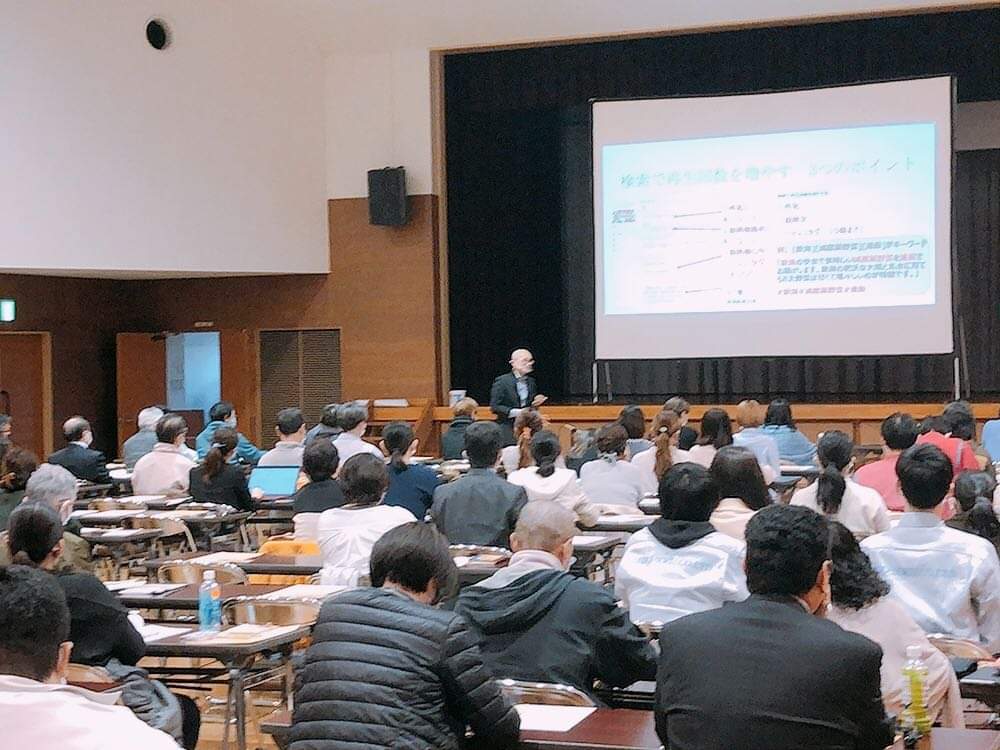 経営塾の企画で、人気が高くおすすめのセミナー講師をお探しの方へ。酒井とし夫講演会講師は、ランチェスター経営戦略、ビジネス心理学、マーケティング、SNS活用、ChatGPTなどの生成AI活用まで、経営に必要なテーマを一人で幅広く担当できる講演家です。全国での登壇は累計1,000回を超え、講演リピート率は7割超。講演依頼の多い人気講師ランキングでは第6位を獲得しています。単発講演から連続講座、1日研修まで対応できる理由を、カリキュラム企画例とともに詳しく解説します。